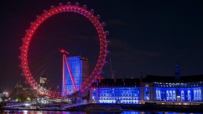 Touristen sitzen im London Eye fest